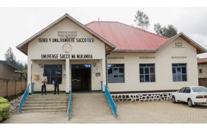 Hari n’aho konti zahujwe na telefone: Kwinjiza ikoranabuhanga muri Umurenge SACCO bigeze he?