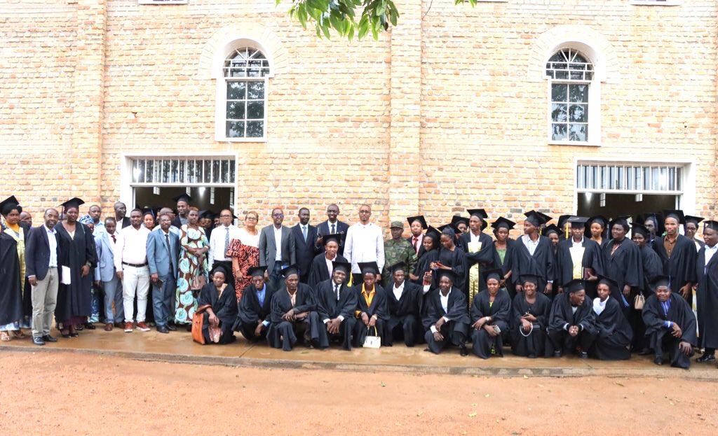 Bugesera: Abanyeshuri bafashwaga na ‘Compassion’ basezeweho nyuma yo gusoza amasomo