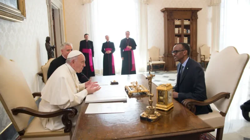 Perezida Kagame yihanganishije Kiliziya Gatulika Ku Rupfu Rwa Papa