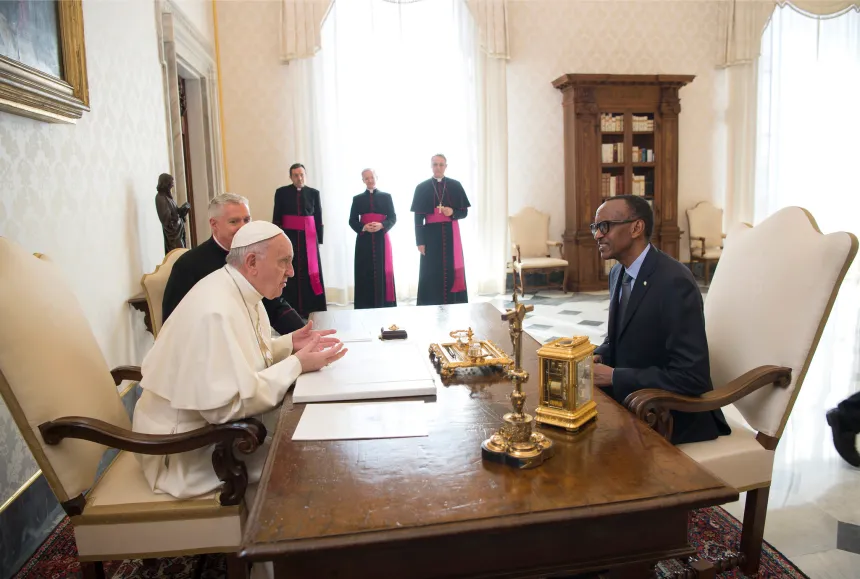Perezida Kagame yihanganishije Kiliziya Gatulika Ku Rupfu Rwa Papa