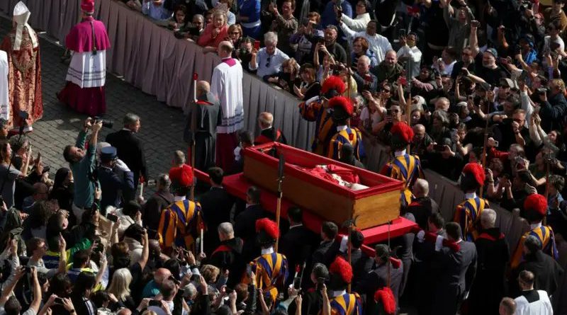 Gusezera kuri Papa Francis uheruka kwitaba Imana biri gukorerwa muri Bazirika ya St. Peter