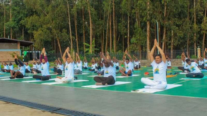 Musanze: Ambasaderi w’Ubuhinde mu Rwanda yitabiriye siporo ya Yoga, bishimangira umubano w’iguhugu cye n’aka karere
