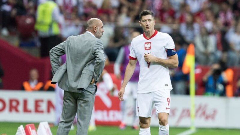 Umukinnyi wa FC Barcelona Robert Lewandowski yigumuye ku ikipe y’ igihugu ya Pologne