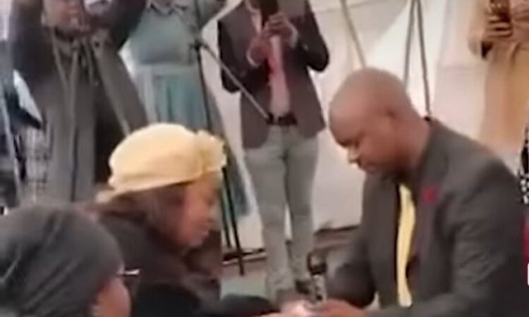 Pasiteri wari uyoboye isengesho ryogushyingura yatunguye abantu yambika impeta umugore wa nyakwigendera
