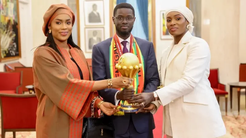 Abagore 2 ba perezida wa Senegal bagaragaje  ibyishimo mu kwakira  igikombe cya Afurika