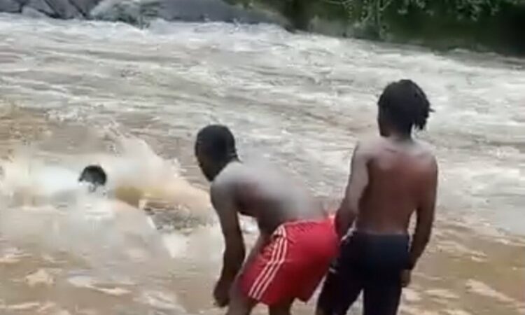 Yarinze apfa bagifata amafoto aho kumutabara
