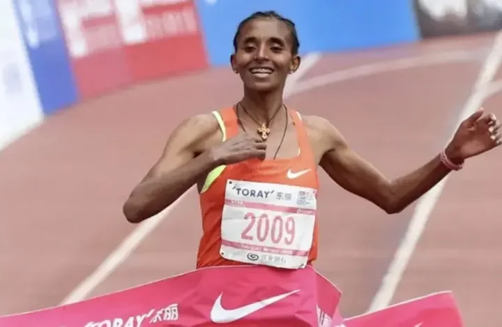 Umunya-Ethiopia w’icyamamare mu gusiganwa yapfuye bitunguranye ku myaka 36