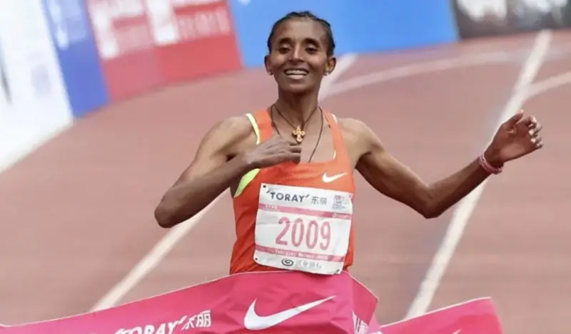 Umunya-Ethiopia w’icyamamare mu gusiganwa yapfuye bitunguranye ku myaka 36