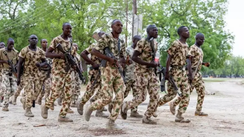 Nigeria: Perezida Tinubu yazamuye umushahara w’abasirikare bo hasi ku kigero cya 80%